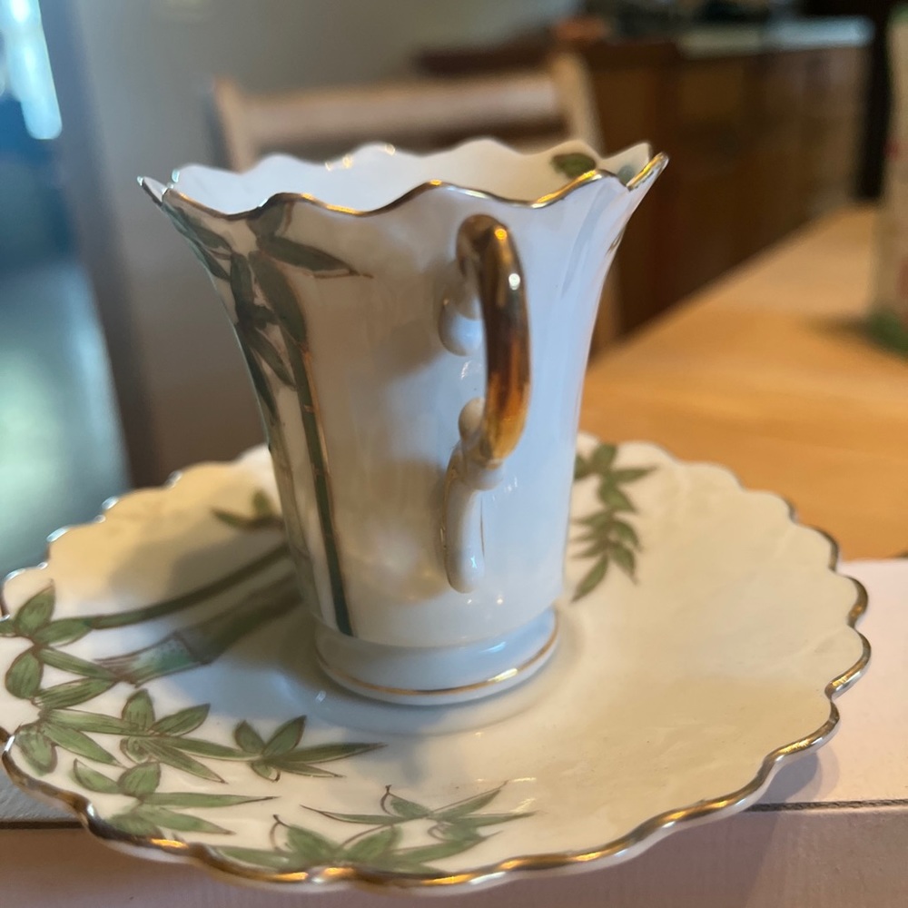 Vintage porcelain demitasse cup and saucer, gold trim handle painted from Japan - Picture 3 of 11